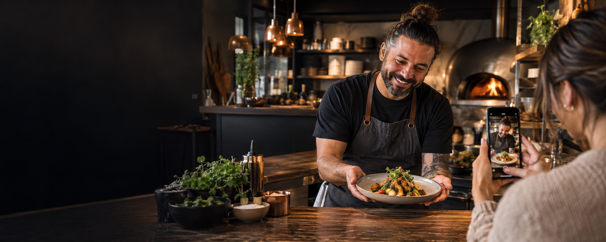 Un restaurantero local presenta un plato mientras graban contenido para redes sociales